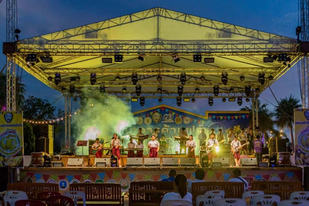 Bühne mit der Band Super natural auf einem thailändischen Fest in Sukhothai - Thailand