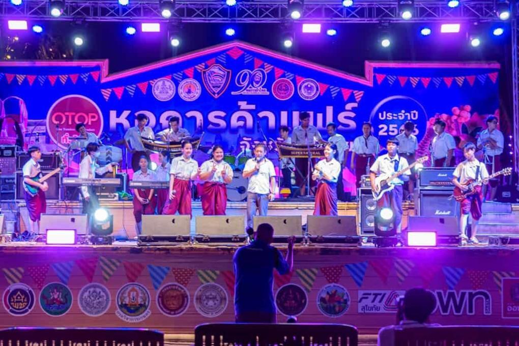 Der Lehrer vom Sukhothai College of Darmatic Art präsentiert stolz die Mitglieder der Band