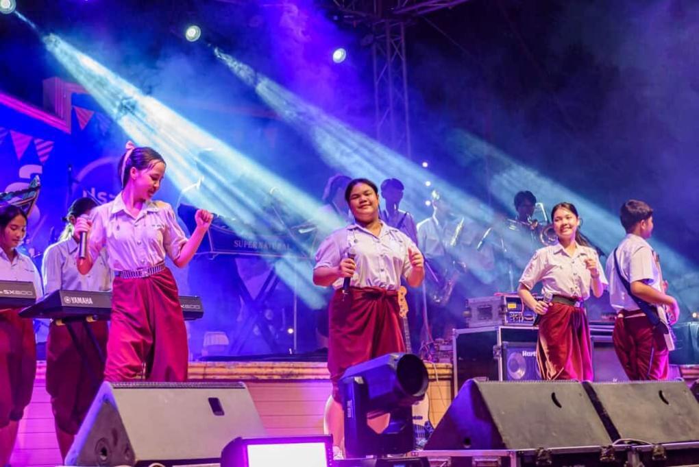 Die Sängerinnen der Band Natural des Sukhothai College of Dramatic Art