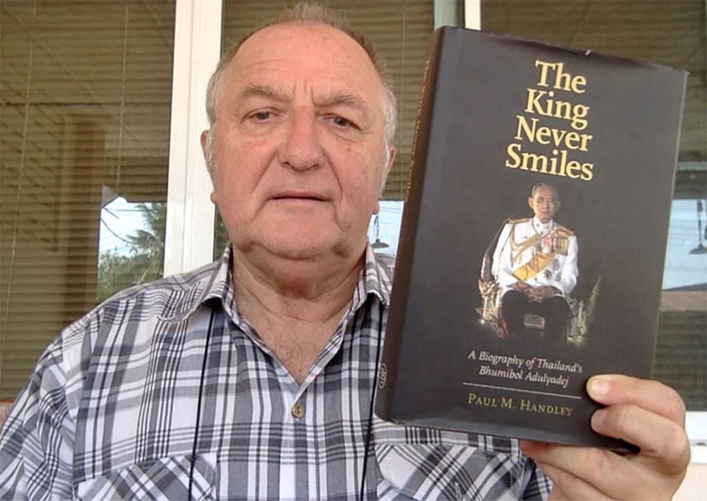 Der Autor mit dem Buch über seine Majestät König Bhumbol Adulyadej mit dem Titel
"The King Never Smiles"