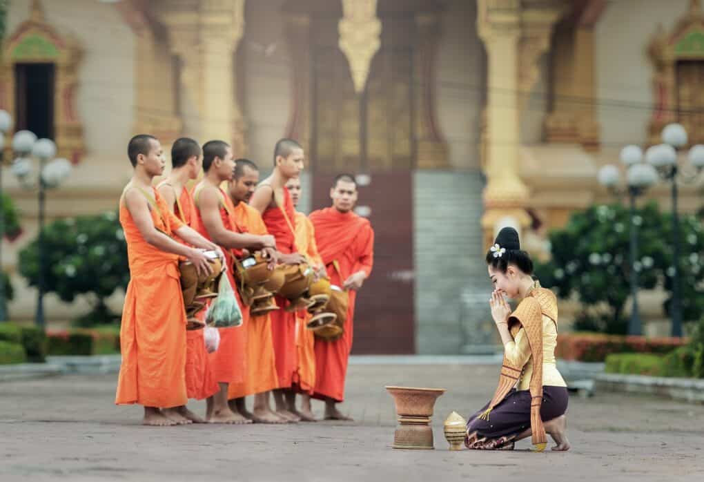 Der Wai ist auch ein Zeichen des allgegenwärtigen Sakdina-Systems in Thailand
