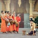 Sakdina- Thailand und die Hierarchie - eine Frau verbeugt sich vor Mönchen