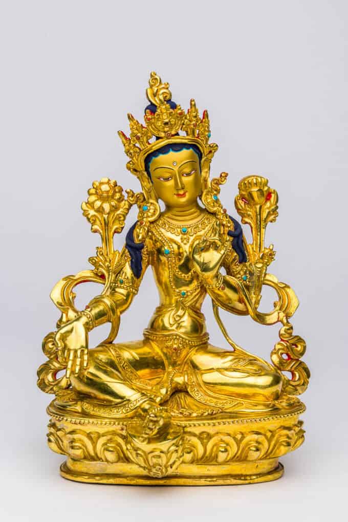Goldene Figur der Göttin Tara in der Sonderausstellung "Buddhismus" im Übersee-Museum Bremen