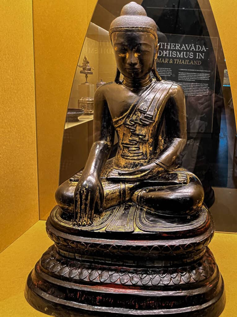 Buddha-Statue mit dem Ausdruck und der Handhaltung (Mudra) - Erleuchtungs-Geste (bhumisparsa mudrā) oder die Zeugenanrufung