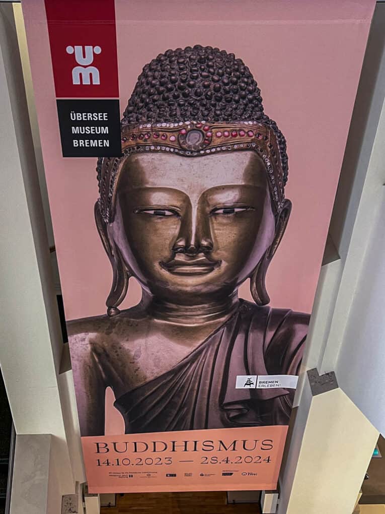 Riesenplakat im Treppenhaus des Überseemuseum Bremen zur Sonderausstellung Buddhismus
