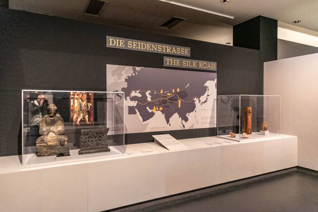 Ausstellungsobjekte und Informationen über den Buddhismus im Zusammenhang mit der Seidenstraße - Sonderausstellung Buddhismus im Übersee-Museum Bremen