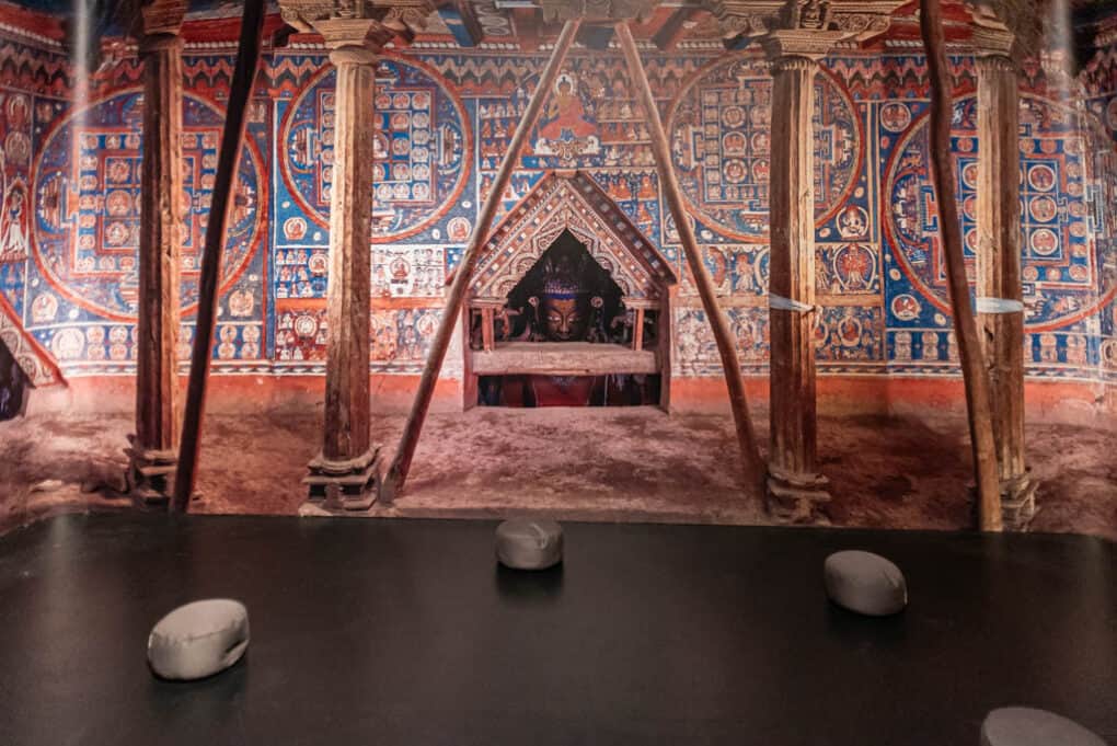 Raum zur Meditation und der Ruhe in der Sonderausstellung " Buddhismus" im Übersee-Museum