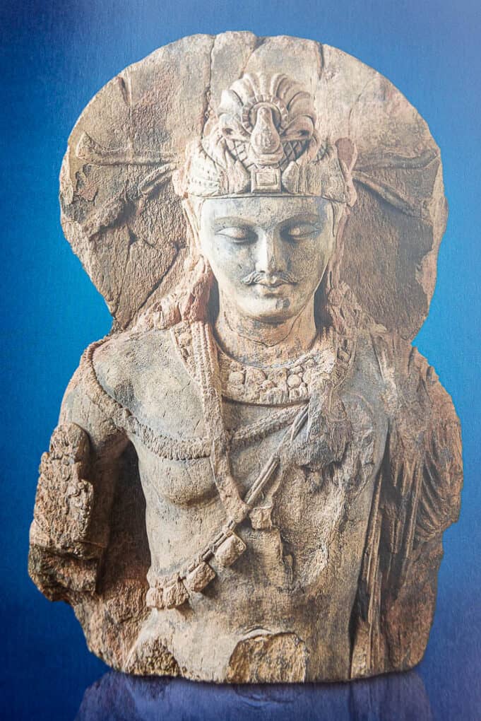 Buddha-Figur, Gandhara - 3. Jahrhundert n. Chr.  aus dem Bericht über den Fund der Buddha-Statue in Berenike in Ägypten